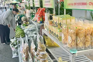 Người dân đến điểm giới thiệu nông sản an toàn thành phố và các tỉnh, thành trên địa bàn phường Bình Phú năm 2026. Ảnh: THANH HIỀN