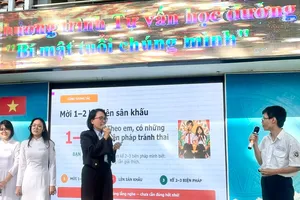 BS CKII Bùi Thị Kim Thảo hỏi học sinh về các biện pháp phòng tránh thai mà em biết. (Ảnh: DIỆU HIỀN)