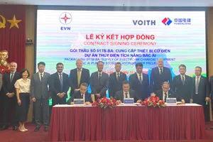 Lễ ký kết giữa EVN và liên danh nhà thầu, chiều 26-10 tại Hà Nội. Ảnh: PHÚC HẬU