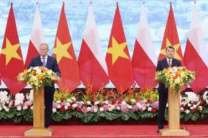Thủ tướng Lê Minh Hưng và Thủ tướng Donald Tusk gặp gỡ báo chí sau khi tiến hành hội đàm. Ảnh: QUANG PHÚC