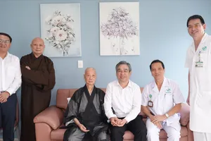 Lãnh đạo TPHCM thăm Đức Pháp chủ Giáo hội Phật giáo Việt Nam