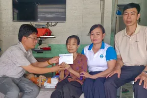 Trao 18 triệu đồng giúp mẹ con chị Cao Thị Hồng Lưu