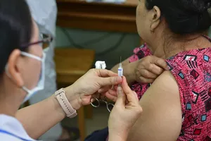 Người dân tiêm vaccine cúm tại một trung tâm tiêm chủng
