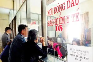 Không ít người có thẻ BHYT đi khám bệnh hàng chục lần mỗi tháng dù không ốm đau, chỉ để lấy thuốc BHYT về bán