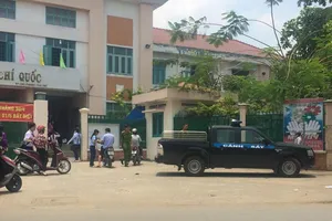 Công an đến làm việc với lãnh đạo trường