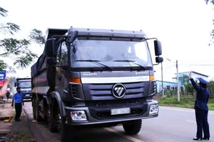 Xe quá tải lưu thông trên Quốc lộ 20 (qua địa phận huyện Di Linh) bị đoàn kiểm tra xử lý