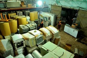 Lực lượng chức năng kiểm tra kho hàng.