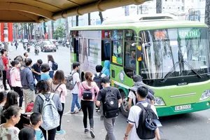 Phát triển hệ thống VTHKCC giúp hạn chế phương tiện cá nhân lưu thông                                       Ảnh: THÀNH TRÍ