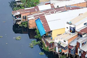 Ven kênh đôi bờ Nam quận 8 có hơn 5.000 căn nhà. Ảnh: HẠNH LÊ                 