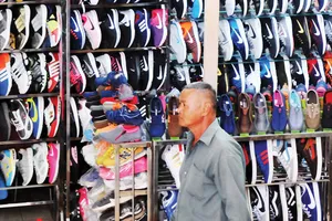 Mặt hàng giày nhái thương hiệu bày bán trên thị trường                                                                               Ảnh: THÀNH TRÍ