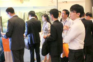 Khách hàng lực chon căn hộ của Công ty CP Phát triển bất động sản Phát Đạt