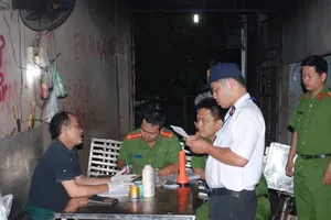 Lực lượng công an lập biên bản cơ sở giết mổ heo không đảm bảo vệ sinh an toàn thực phẩm.