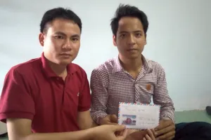 Phóng viên trao quà bạn đọc hỗ trợ cho anh Lê Công Hùng  