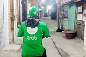 Chạy Grab không yêu cầu thời gian cố định, do vậy sinh viên  có thể kiếm thêm thu nhập bằng chạy Grab bất cứ lúc nào rảnh                                                                                          Ảnh: NGỌC ANH