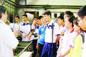 Học sinh cần thêm nhiều chương trình tư vấn tuyển sinh hướng nghiệp thiết thực (Trong ảnh: Tìm hiểu chương trình đào tạo tại Trường ĐH Sư phạm kỹ thuật TPHCM)  