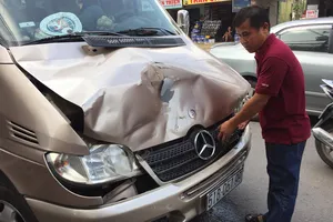 Một trong 3 xe du lich bị hư hỏng do vụ tai nạn