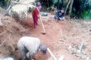 Đào bới tìm kiếm đá xanh trên đồi Tỷ (xã Xuân Lẹ, Thường Xuân,  Thanh Hóa)