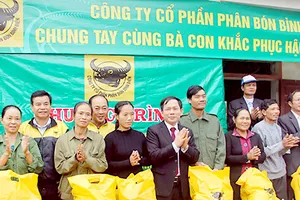 Công ty Bình Điền tặng quà người dân Hà Tĩnh bị ảnh hưởng thiên tai 	. Ảnh: PHAN NAM