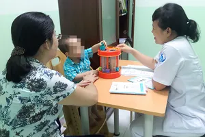 Bác sĩ Bệnh viện Nhi đồng 1 đang khám và tư vấn cho trẻ mắc chứng rối loạn tăng động giảm chú ý 