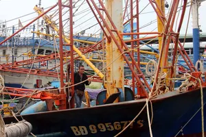 Tàu cá vỏ thép tại Bình Định hư hỏng phải nằm bờ
