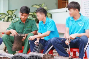 Anh Đinh Văn Tiến đang hướng dẫn học viên đan gối mây