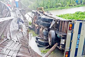 Cầu Tấn Đức trên đường tỉnh 833B bị sập vào tháng 5-2017