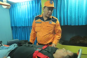 Đại diện Trung tâm Phối hợp tìm kiếm cứu nạn Hàng hải khu vực III thăm hỏi động viên thuyền viên bị bệnh.