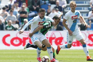 Dries Mertens (trái, Napoli) đã gắn bó lâu dài với đội.