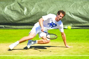 Andy Murray trượt ngã trong một buổi tập ở Wimbledon.