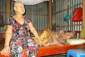 Con ung thư nuôi mẹ tai biến