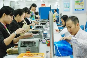 Giao dịch tại Ngân hàng Eximbank. Ảnh: Cao Thăng