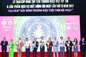 Ông Mai Quốc Thái (thứ 5 từ trái sang) cùng các doanh nghiệp Top 10 Thương hiệu Việt uy tín 2017