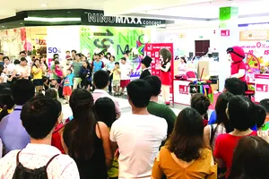 Gần 3.000 cuốn Cẩm nang tài chính tiêu dùng của Home Credit phát tặng miễn phí cho người dân