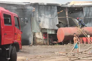 Cảnh sát PCCC nỗ lực dập lửa