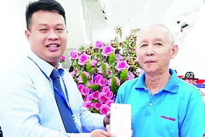 Khách hàng Trương Ngọc Định đã may mắn trúng iPhone 7 đầu tiên của chương trình