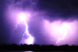 Sét đánh gần biển rất nguy hiểm cho ngư dân và tàu thuyền. Ảnh minh họa