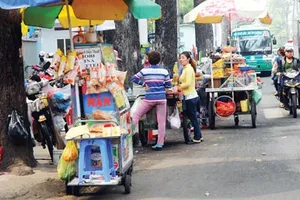 Buôn bán hàng rong chiếm dụng lòng đường