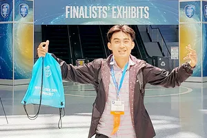 Chử Hoàng Minh Đức tại Hội thi Khoa học kỹ thuật quốc tế  (Intel ISEF) năm 2017 ở Mỹ
