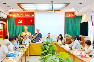 Những người thực hiện cùng nhìn lại tác động của chương trình đến đời sống VHNT TP    . Ảnh: NGUYỄN NAM