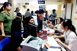 Dịch vụ trực tuyến của Phòng Quản lý Xuất nhập cảnh, Công an TPHCM được nhiều người dân sử dụng Ảnh: HỒNG NHUNG