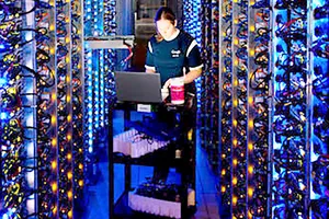 Nhân viên kỹ thuật làm việc tại một cơ sở chuyên cung cấp  dịch vụ khai thác tiền ảo đám mây dựa trên phần cứng