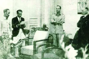Chủ tịch Hồ Chí Minh ký Hiệp ước sơ bộ ngày 6-3-1946 với đại diện Chính phủ Pháp Sainteny ở số 4 phố Lê Lai - Hà Nội; Thứ trưởng Ngoại giao Hoàng Minh Giám đang đọc bản hiệp ước.  Ảnh: Nguyễn Bá Khoản