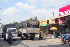 Do đường hẹp, chỉ cần 2 ô tô tránh nhau cũng có thể gây nguy hiểm  cho xe máy đang lưu thông