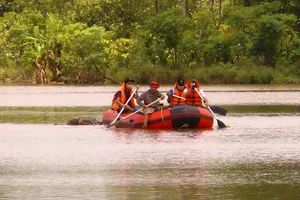 Lực lượng chức năng trục vớt thi thể nạn nhân