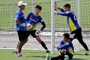 Lá chắn thủ môn đang là nỗi lo lớn nhất của HLV Hữu Thắng. Ảnh: Minh Hoàng