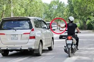 "cò" đeo bám theo du khách, mời chào, chèo kéo khách mua hàng