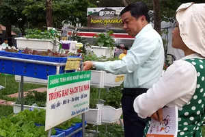 Du khách tham quan mô hình nông nghiệp công nghệ cao ở TPHCM