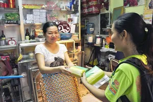 Tặng quà cho các hộ dân thực hiện tốt phân loại rác tại nguồn