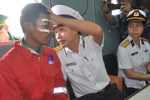 Lực lượng chức năng thăm hỏi và đưa thuyền viên gặp nạn vào bờ