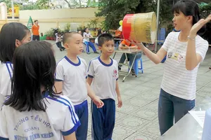 Cô và trò Trường Tiểu học Nguyễn Bỉnh Khiêm (quận 1) trong một giờ học về kỹ năng sống